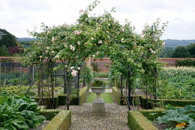 Walled garden in a historic country estate. NOTE: Noise from nearby main road.