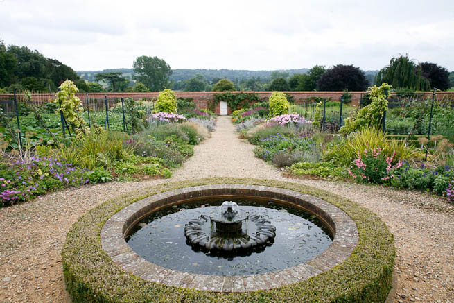 Walled garden in a historic country estate. NOTE: Noise from nearby main road.
