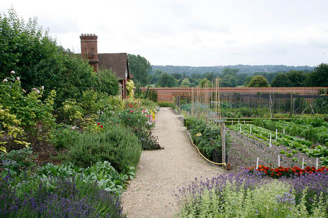 Walled garden in a historic country estate. NOTE: Noise from nearby main road.