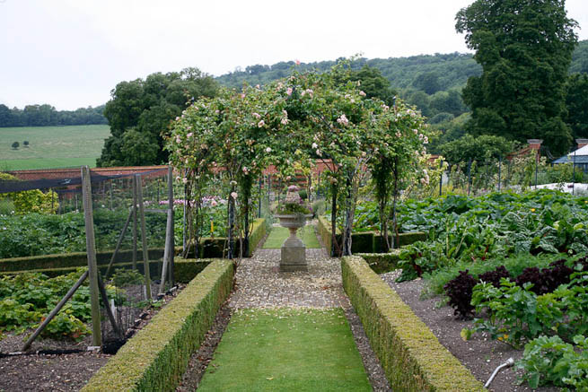 Walled garden in a historic country estate. NOTE: Noise from nearby main road.