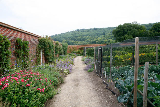 Walled garden in a historic country estate. NOTE: Noise from nearby main road.