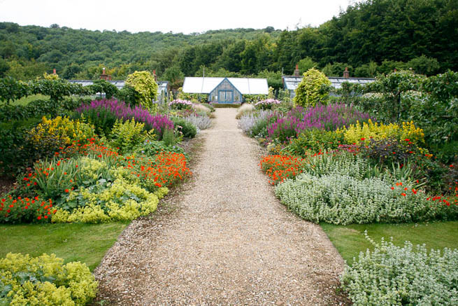 Walled garden in a historic country estate. NOTE: Noise from nearby main road.