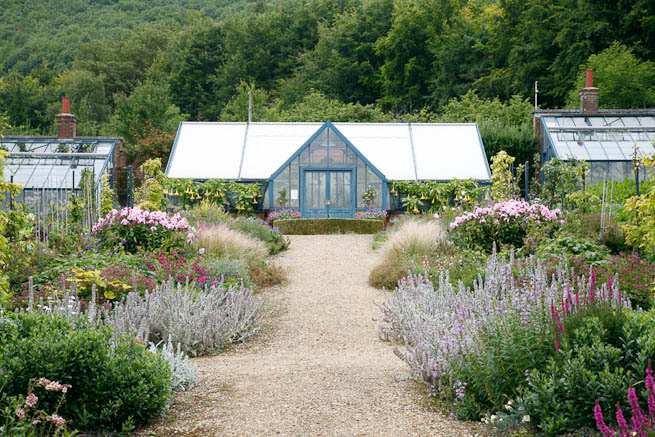 Walled garden in a historic country estate. NOTE: Noise from nearby main road.