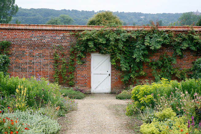 Walled garden in a historic country estate. NOTE: Noise from nearby main road.
