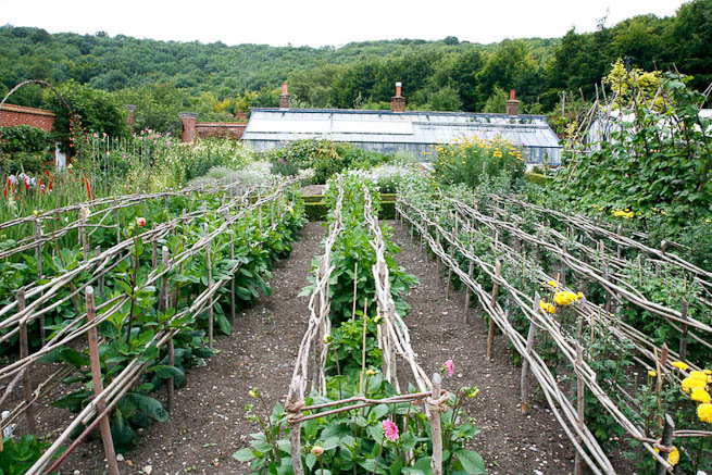 Walled garden in a historic country estate. NOTE: Noise from nearby main road.