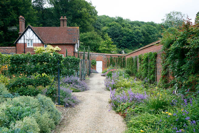 Walled garden in a historic country estate. NOTE: Noise from nearby main road.