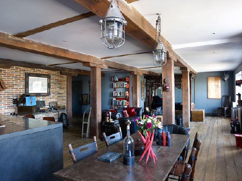 Traditional warehouse apartment overlooking the Thames Location